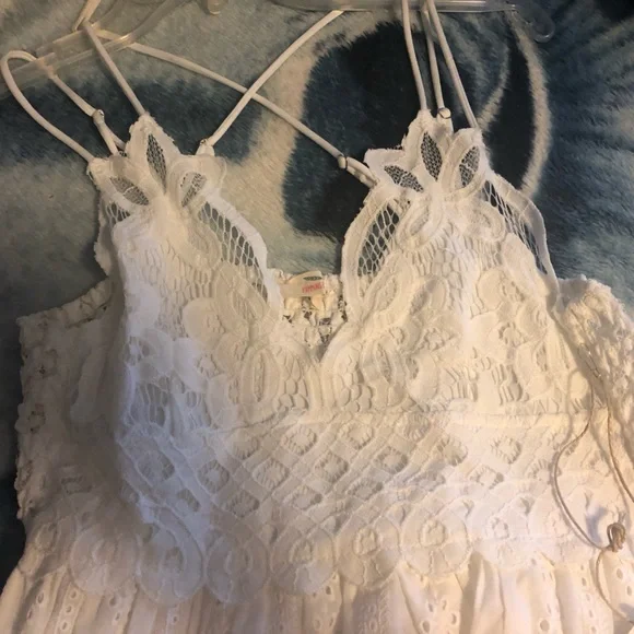 White wedding dress - Picture 2 of 3